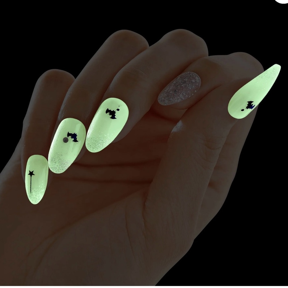 KISS Impress Halloween Glow in the Dark Press On Nail Set, 2 Design Set - Picture 6 of 11